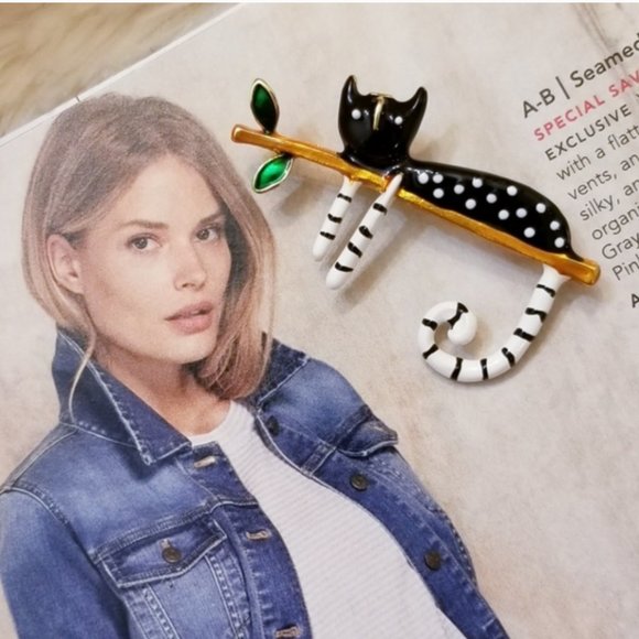 18K Gold Lazy Cat Brooch - Picture 5 of 16